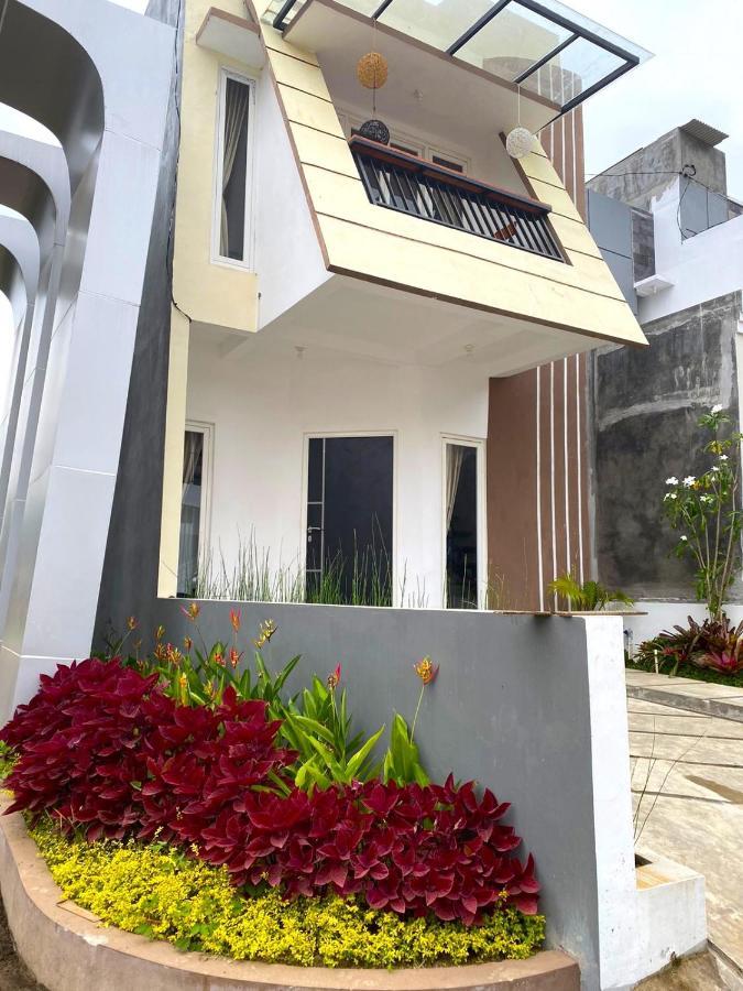 Villa Royal Arois Syariah Dekat Jatim Park 3 Tlekung Exterior foto